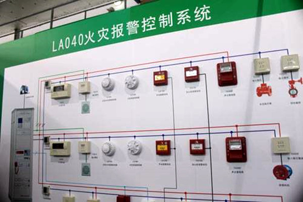 出現火警時，樓宇控制系統如何快速做出反應？